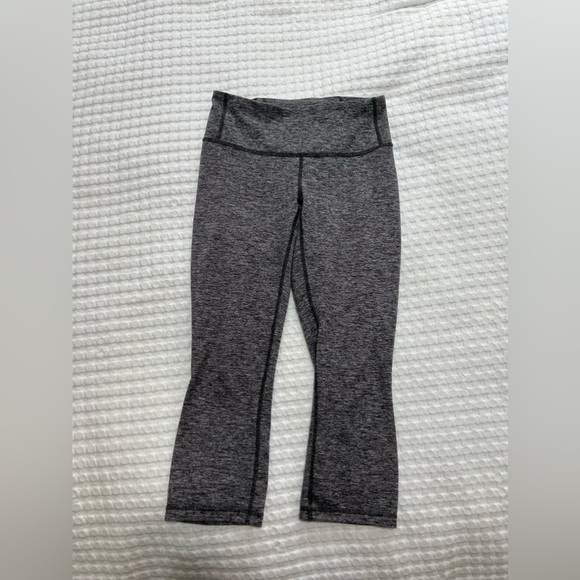 Patagonia Woman’s Heather Grey Centered Yoga Crop Leggings - Picture 3 of 14